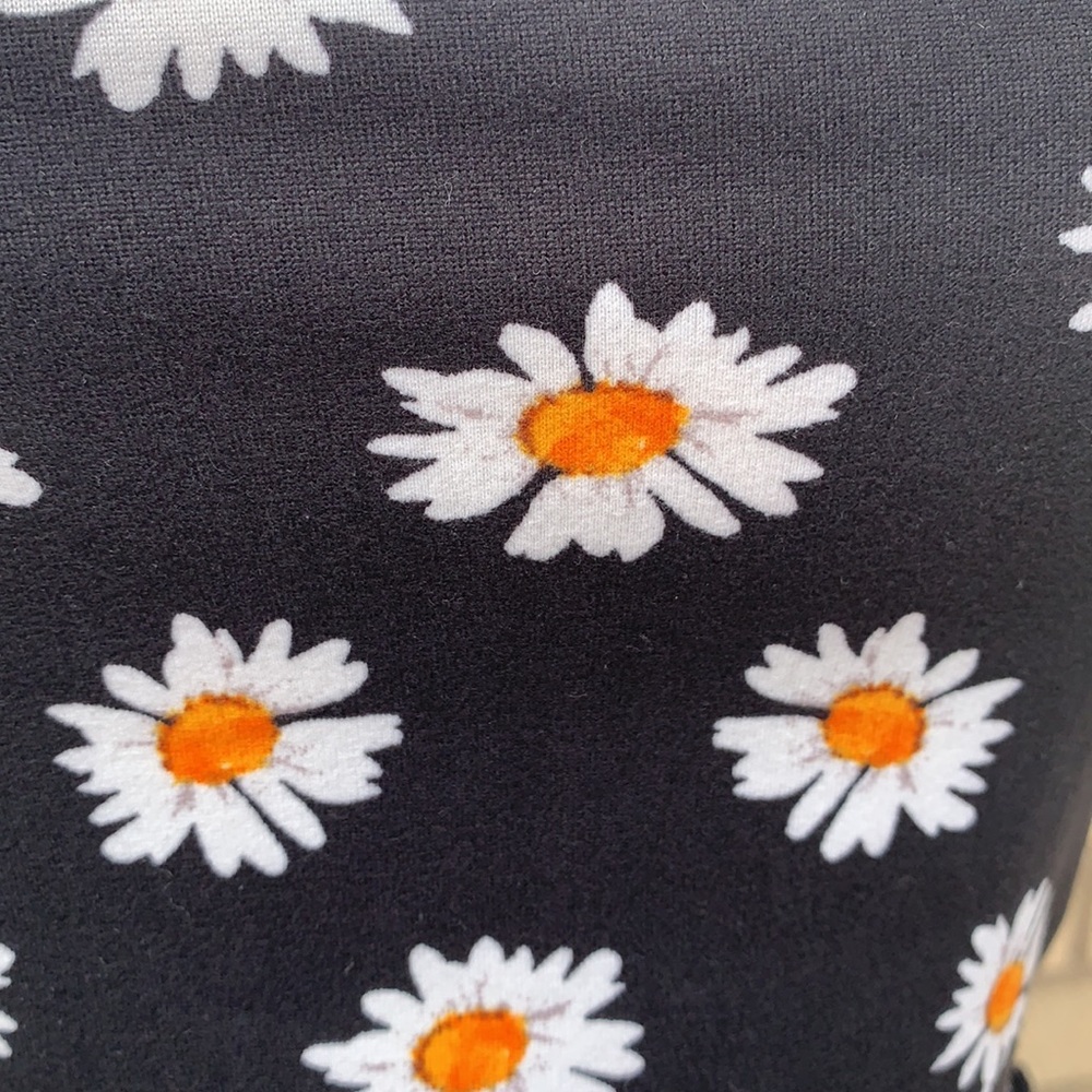 ❌DONATED❌Black Daisy Flower Print Thin Strap Cami Top - Picture 10 of 14